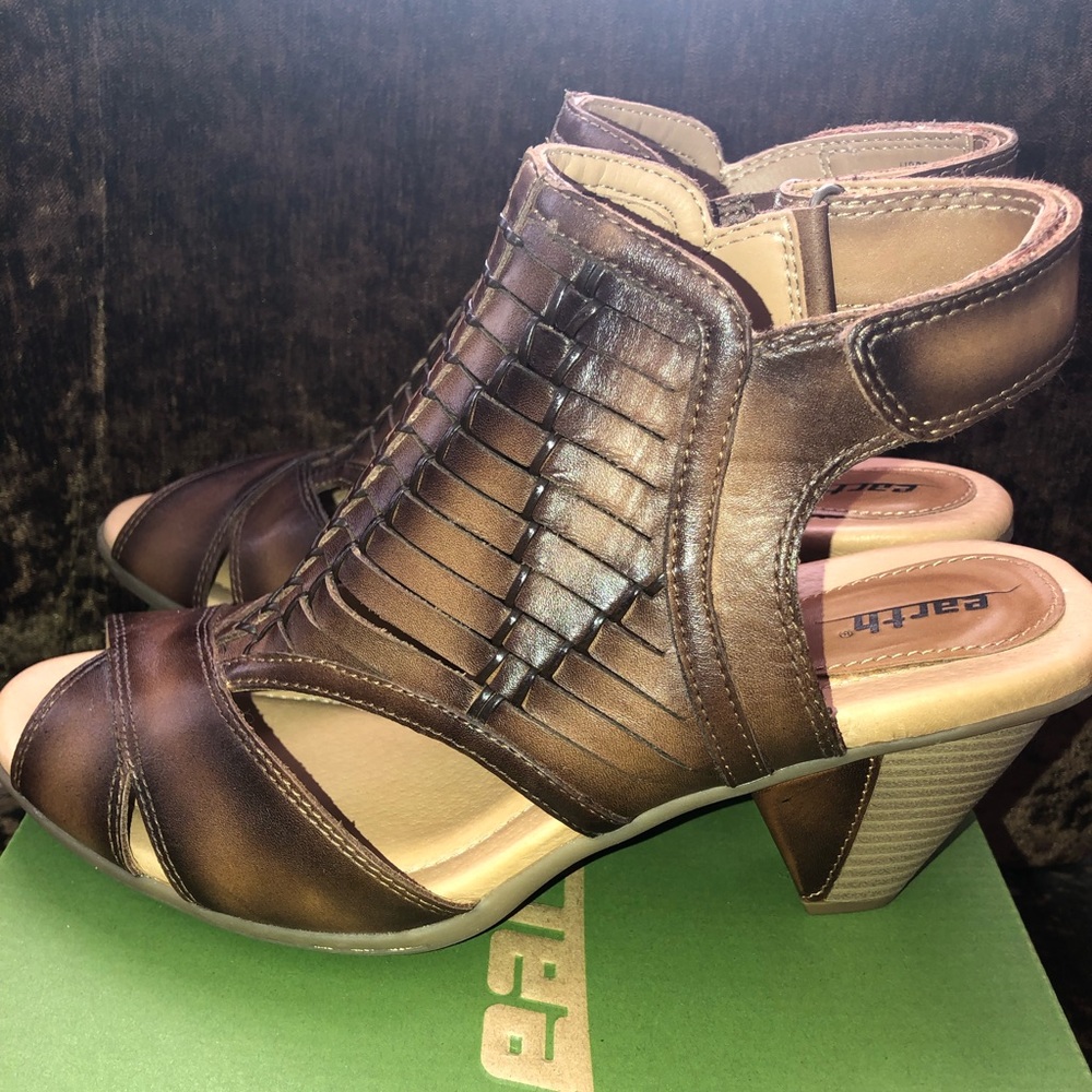 Earth sandals size 10